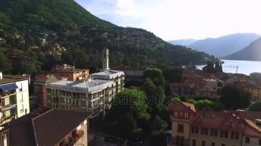 İtalyan şehrin üzerinde uçak uçar.