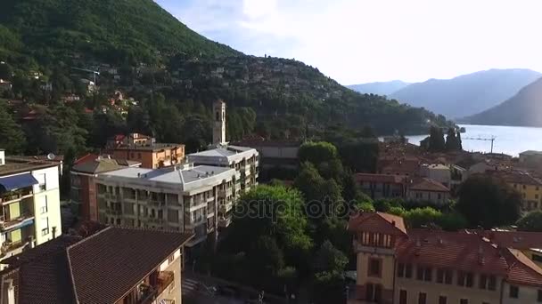De drone vliegt over de Italiaanse stad. — Stockvideo