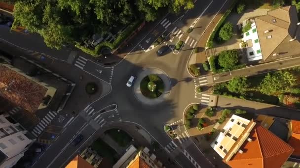 Samochody jazdy wokół małe okrągłe przecięcia. — Wideo stockowe