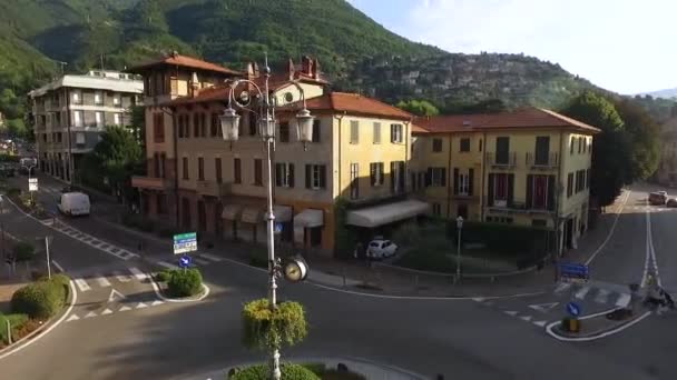 Vista de una pequeña intersección de la ciudad . — Vídeo de stock