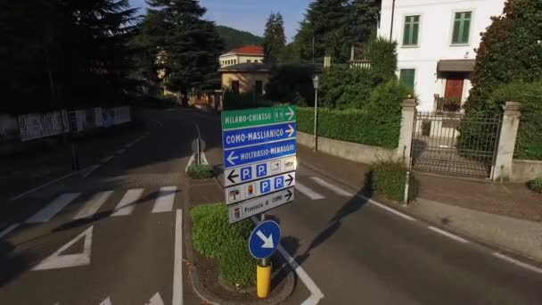 Een verkeersbord met tekenen in het midden van de weg. — Stockvideo