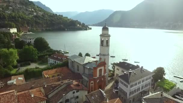 La iglesia con la torre se encuentra en el terraplén . — Vídeo de stock