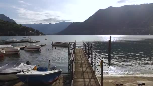 Seebrücke im Hintergrund des Sees und der Berge. — Stockvideo