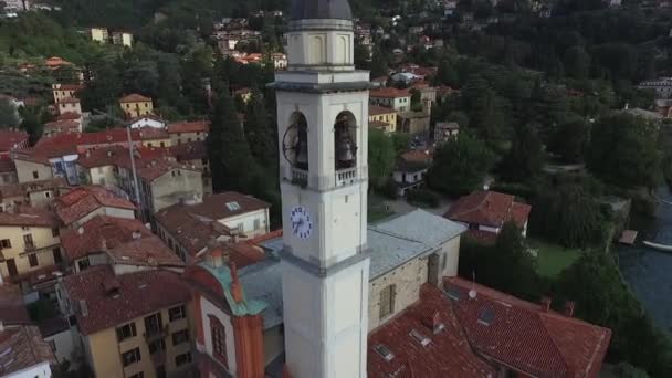 Blick auf die Glocken im Turm und die Uhr. — Stockvideo