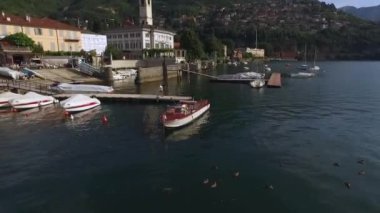 Tekneler setin yakınındaki iskeleye demirlemiş.