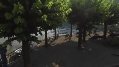 Göl ve dağ yamacında şehir peyzaj.