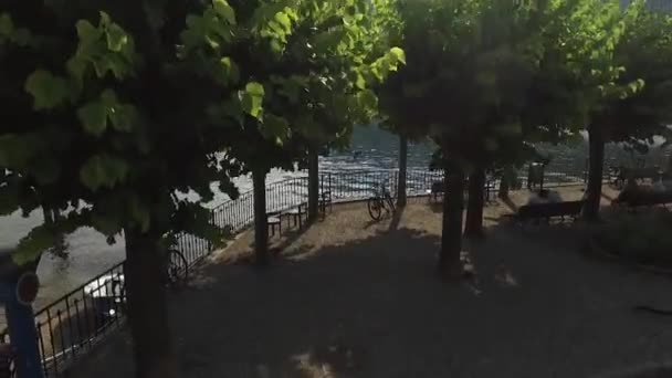 Landschap van het meer en de stad op de flanken van de bergen. — Stockvideo