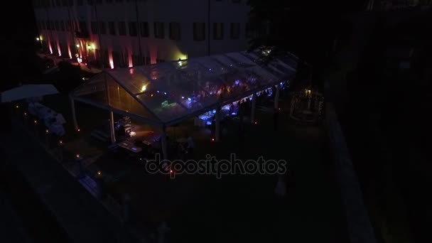 A tenda é iluminada por lâmpadas e lanternas . — Vídeo de Stock