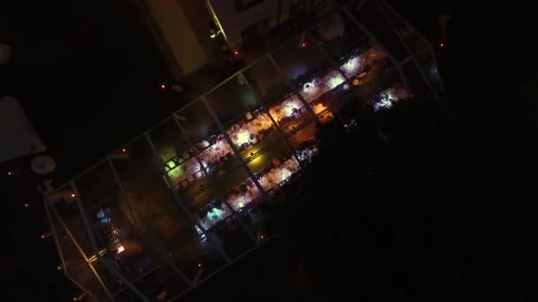 Камера піднімається на бенкет на свіжому повітрі вночі . — стокове відео