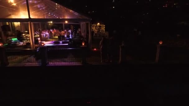 Вид на терасі бенкетом вночі. — стокове відео