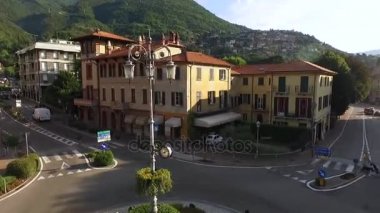 Bir küçük şehir kavşak görünümünü.