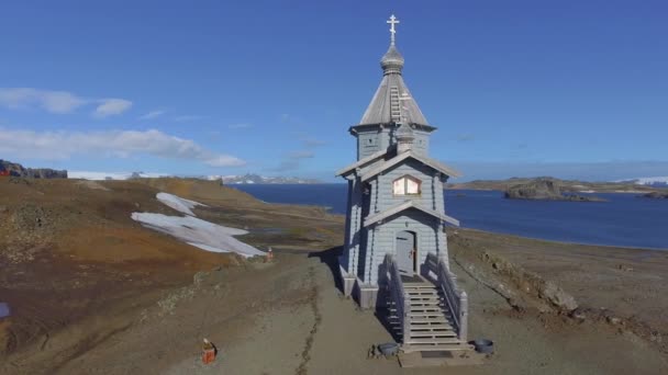 Vista de la iglesia en la Antártida con el telón de fondo de la orilla y los glaciares.Andreev . — Vídeos de Stock