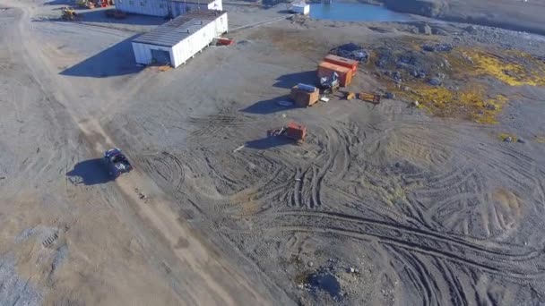 La voiture longe le chemin le long de la ville scientifique en Antarctique. Andreev . — Video