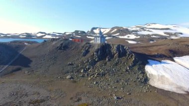 Ahşap kilise dağlar ve kar arka planda bir tepe üzerinde duruyor. Andreev.
