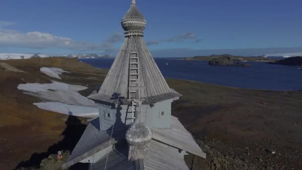 La caméra décolle le long du bâtiment de l'église. Andreev . — Video