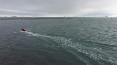 Tekneyi insanlarla Antarktika kıyıya yelken. Andreev.