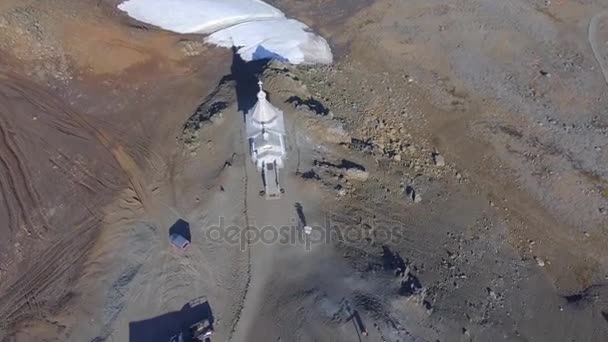 Перший політ над храмом з камери, знижуючи вниз. Андреєв. — стокове відео