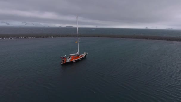 De drone verplaatst weg van het schip in de baai. Andrejev. — Stockvideo