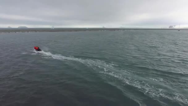 Das Boot mit den Menschen segelt an die Küste der Antarktis. andreev. — Stockvideo