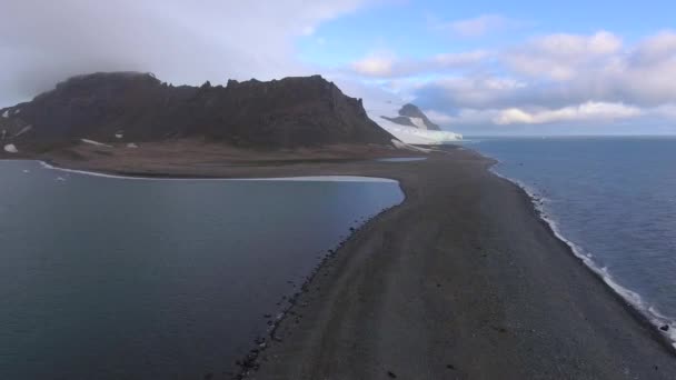 Una franja de arena separa la bahía y el océano. Andreev. . — Vídeo de stock