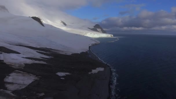 La lumière du soleil illumine une partie du glacier. Andreev . — Video