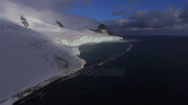 Utsikt över en stor glaciär nära havet. Andreev. — Stockvideo