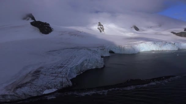 Horní části ledovce je zahalené v bílém oblaku. Andreev. — Stock video