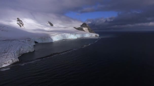 Gletsjer op de rotsachtige kust van Antarctica. Andrejev. — Stockvideo