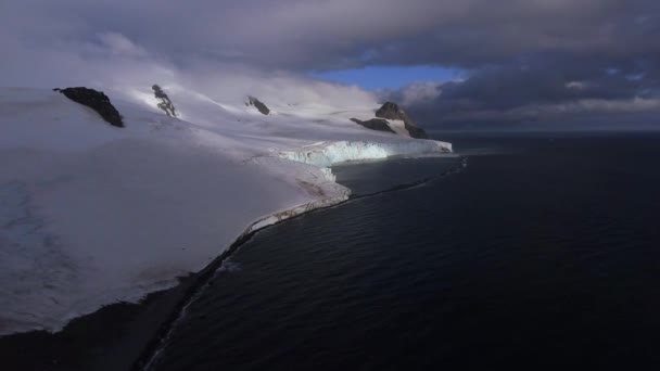 Vista aerea del ghiacciaio sulla riva dell'oceano. Andreev . — Video Stock