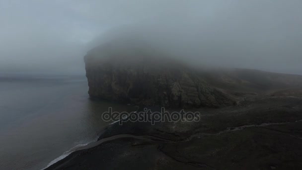 Im Nebel nähert sich die Drohne dem Felsen. andreev. — Stockvideo