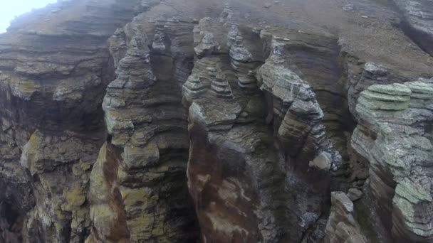 Una vista de la superficie de piedra de la roca cubierta de musgo. Andreev. . — Vídeos de Stock