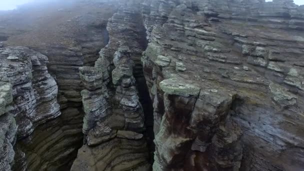 La telecamera si avvicina alle gole nella roccia. Andreev . — Video Stock