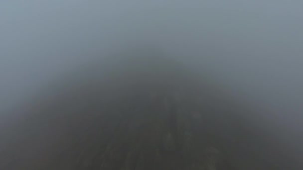 Une vue de la roche dans le brouillard. Andreev .