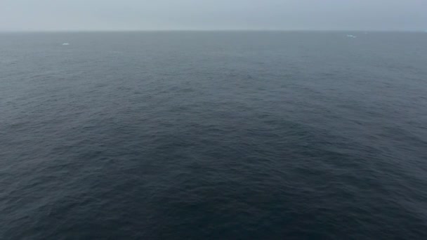Pohled na krajinu z oceánu a mlhy. Andreev. — Stock video