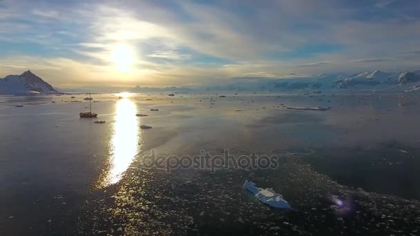 Båten står i vattnen mellan vraket av isbergen. Andreev. — Stockvideo