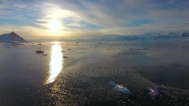 Le yacht se tient dans les eaux entre les débris des icebergs. Andreev . — Video