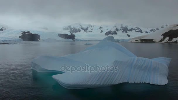 De drone benadert de rotsachtige bank van de Antarctische wateren. Andrejev. — Stockvideo