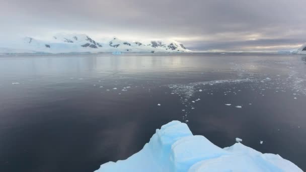 Bela paisagem de rochas sob a neve e iceberg. Andreev . — Vídeo de Stock