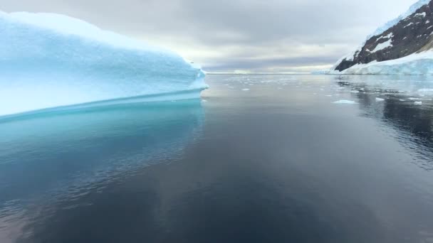 O drone voa no estreito entre o iceberg azul e a costa. Andreev . — Vídeo de Stock