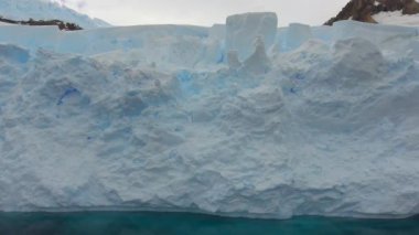 Dron buzulun kar duvar boyunca su taşır. Andreev.