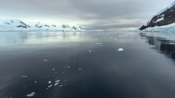 Hermosa vista del hielo flotante en la bahía. Andreev. . — Vídeos de Stock