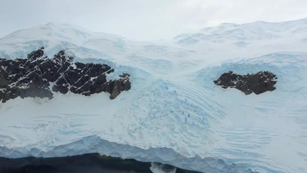 Zimní krajina antarktického pobřeží. Andreev.
