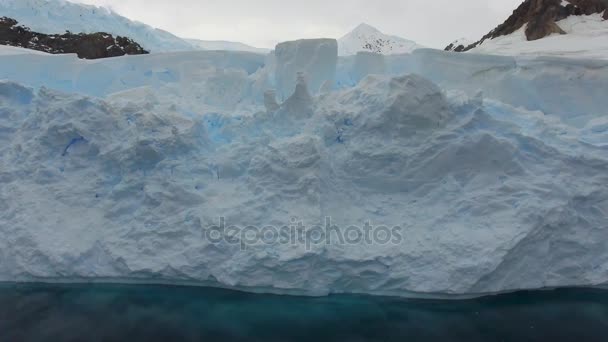 Snö vägg av glaciären nära vattnet. Andreev. — Stockvideo