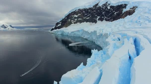 Вид на начало залива в Антарктиде. Андреев . — стоковое видео
