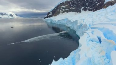 Buzul ve dağlar arasında Koyu'nun panoramik görünümü. Andreev.