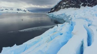 Yat ve Körfez peyzaj dağlar ve buzullar çevrilidir. Andreev.
