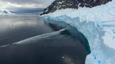 Bir dron buzullar tarafından çevrili bir koy üzerinde uçuşu. Andreev.