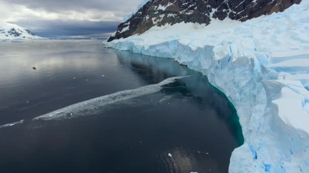 Flygningen av en drönare över en vik omgiven av glaciärer. Andreev. — Stockvideo