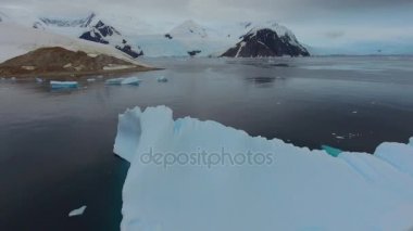 Güzel görünümü buzdağının su ve kar dağlarda. Andreev.