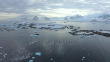 Dağlarda kar ve bay manzara. Andreev.